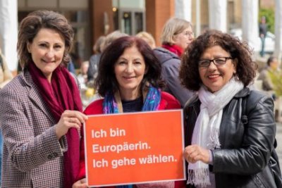 Drei Frauen mit dem Schild: Ich bin Europäerin. Ich gehe wählen.